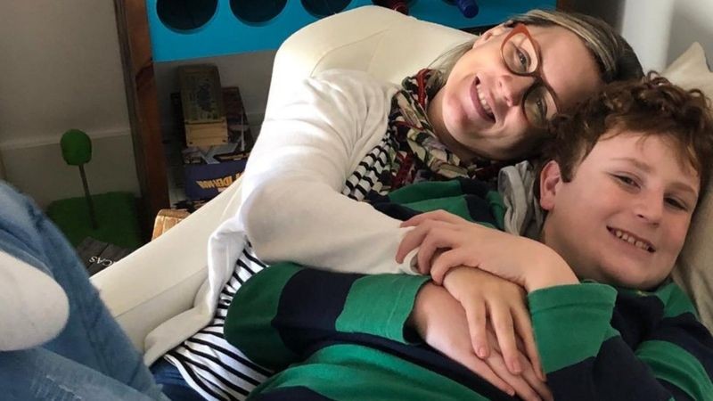 'Como escola especial atrasou desenvolvimento de meu filho com autismo'