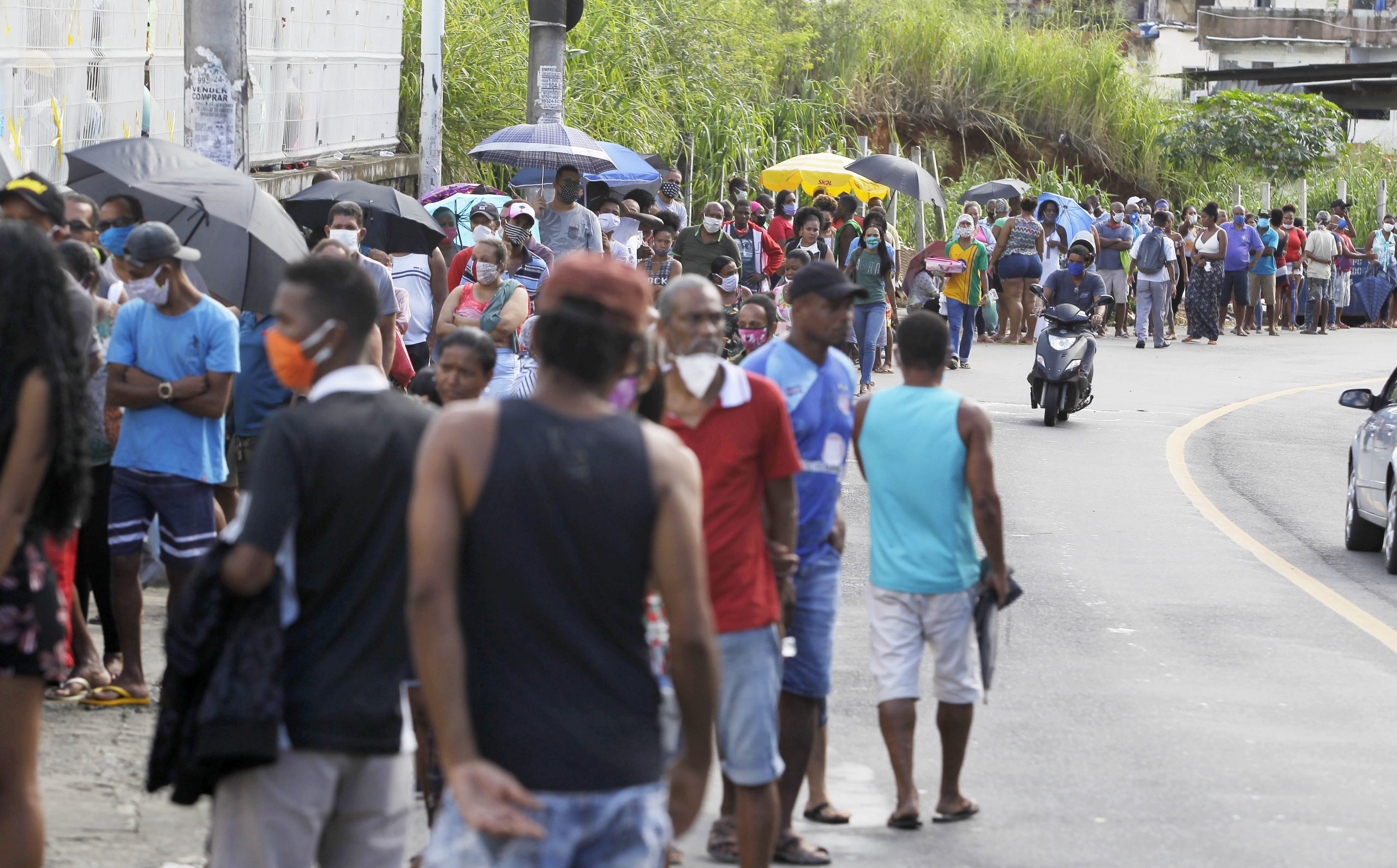 Imunidade de rebanho para controle da covid-19 é 'falácia', dizem cientistas