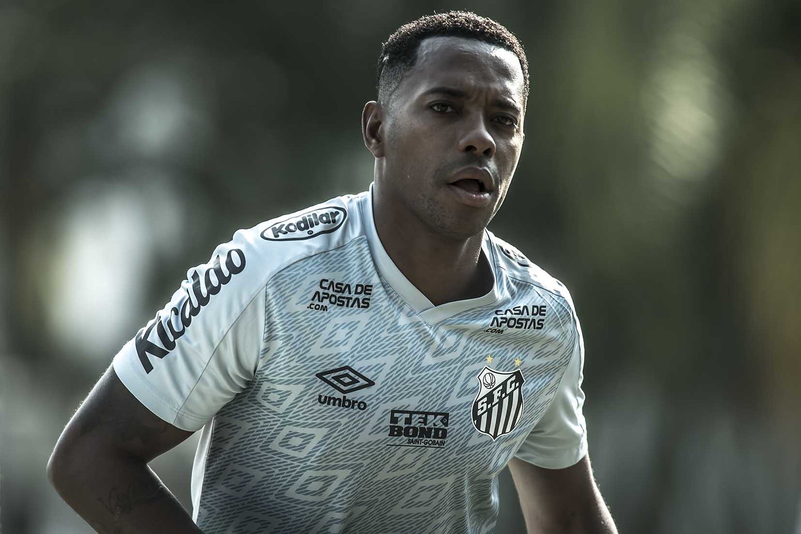 Santos anuncia suspensão de contrato com atacante Robinho