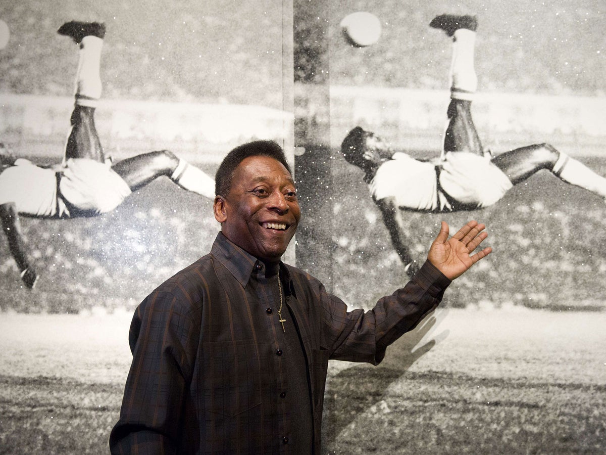 Pelé completa 80 anos e é reverenciado pelo mundo do futebol