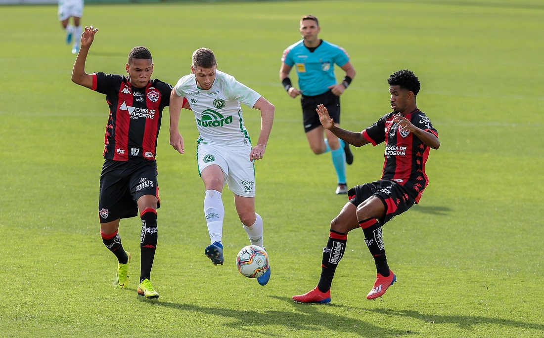 Vitória sai atrás, mas consegue empate com a Chapecoense por 1×1