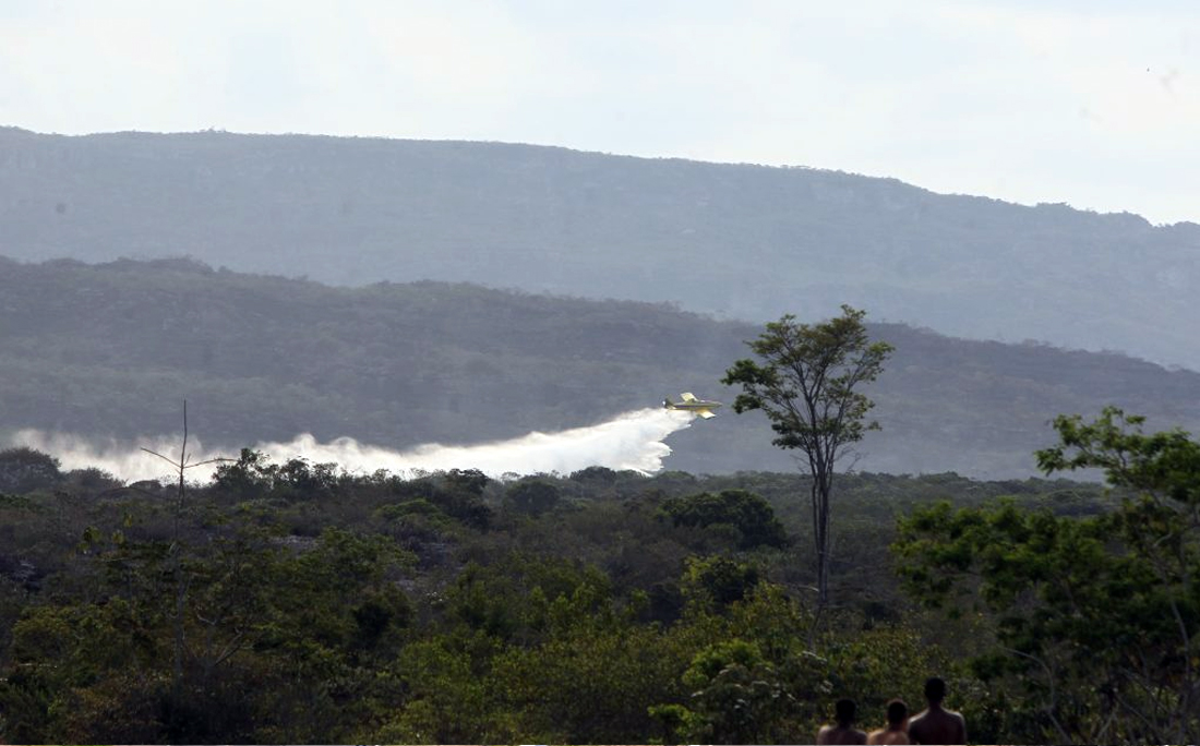 Bombeiros, voluntários, chuva e aviões controlam incêndios na Chapada Diamantina