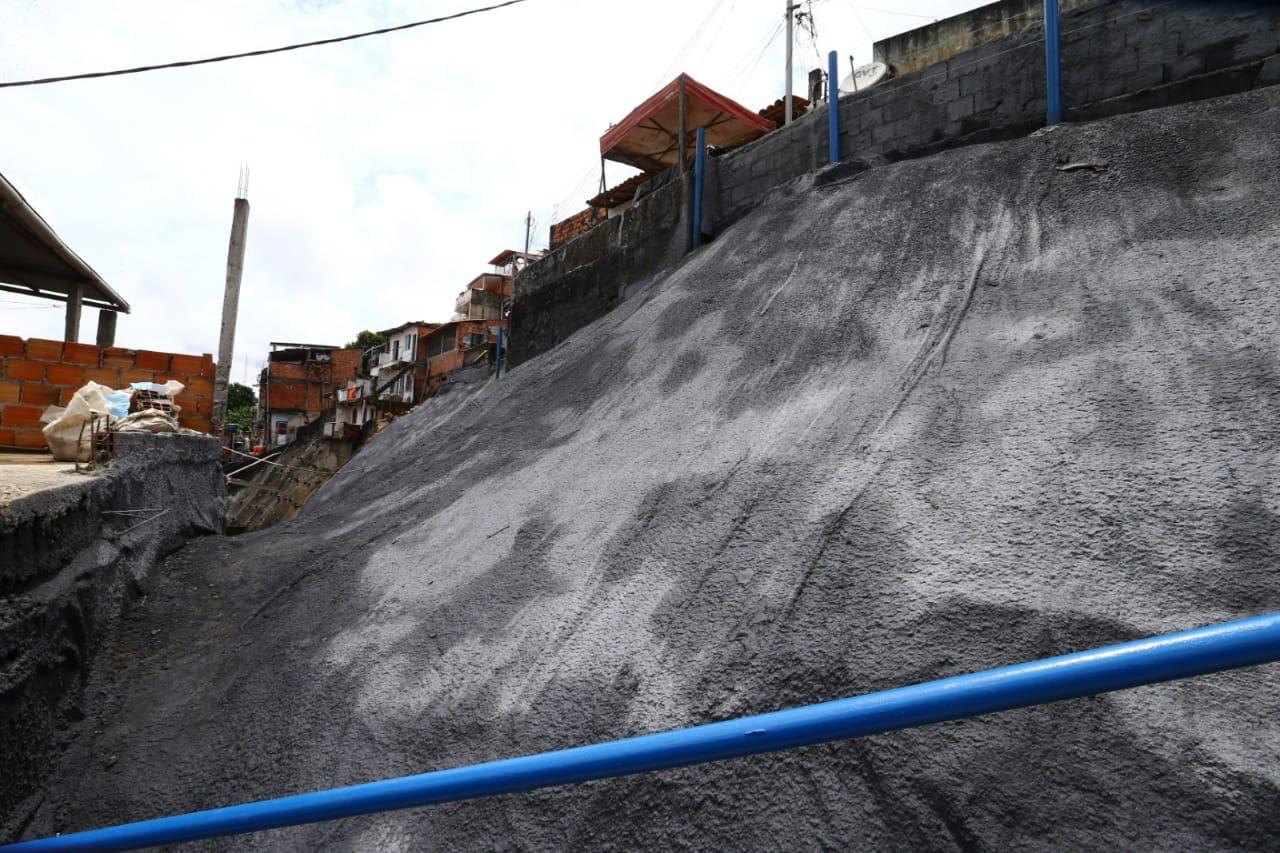 Moradores da Vila Santos de Baixo recebem geomanta de 830 metros quadrados