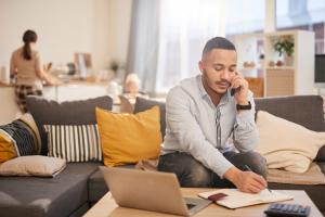 Processos trabalhistas sobre home office sobem 270%; parlamentares reagem