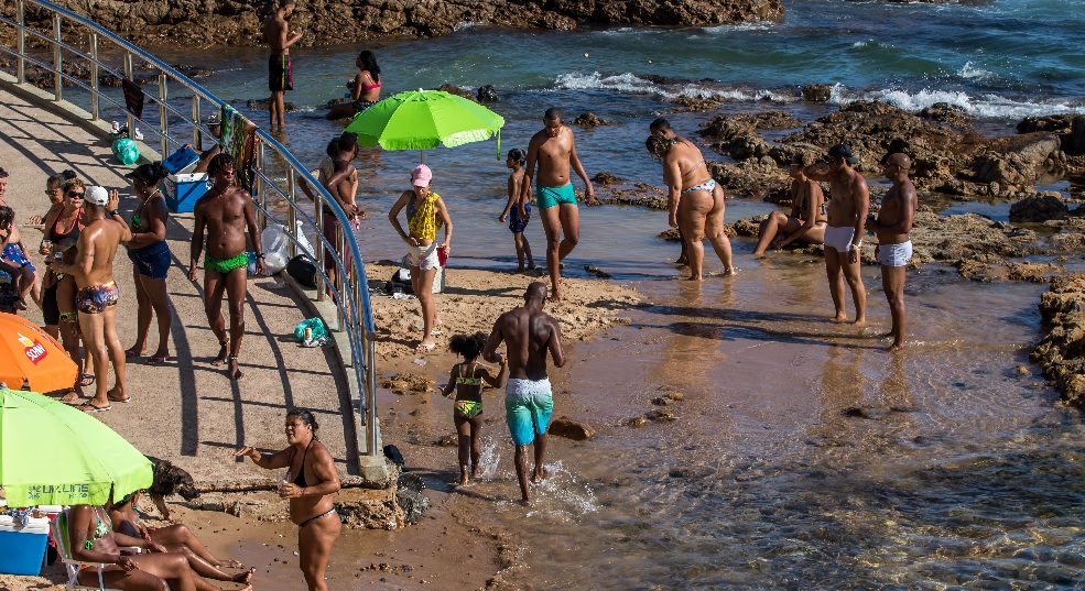 Infectologistas alertam para 'boom' de casos de covid-19 após festas de fim de ano