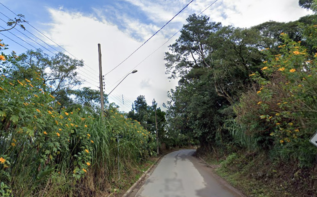 Refinaria de drogas explode e homem foge da polícia de moto com o corpo em chamas