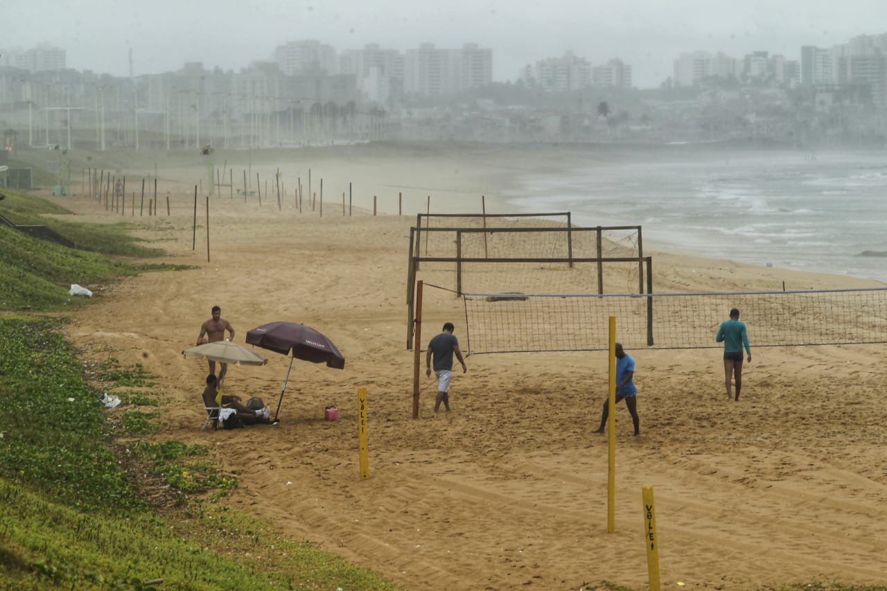 Salvador tem domingo de chuva; previsão é de tempo nublado até terça