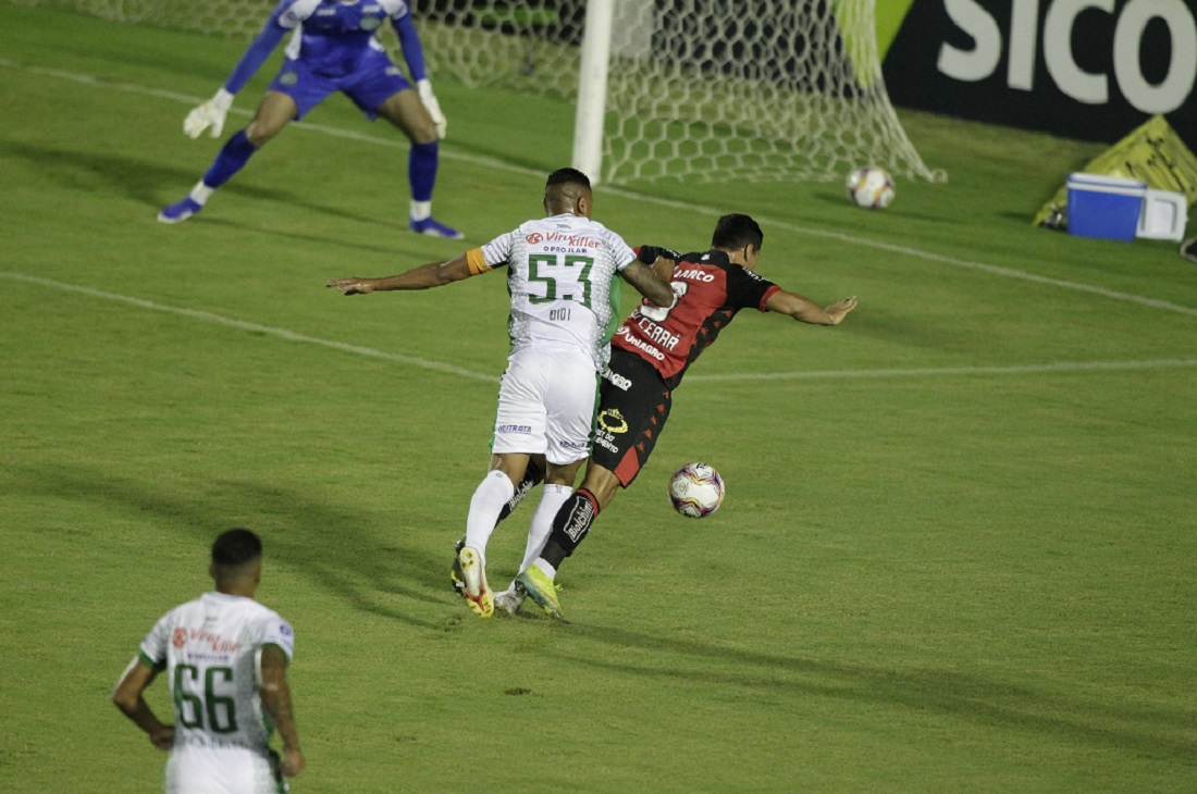 Barroca admite erros, explica manutenção de Marcelinho e pede reforços