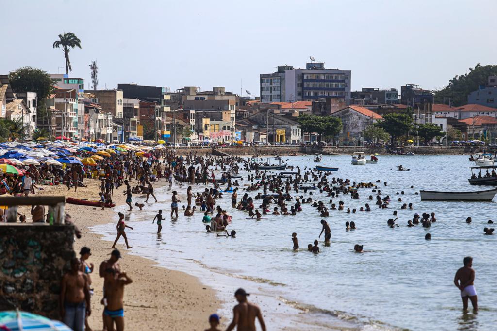 Sem fiscalização da Guarda Municipal, praias de Salvador lotam mais uma vez