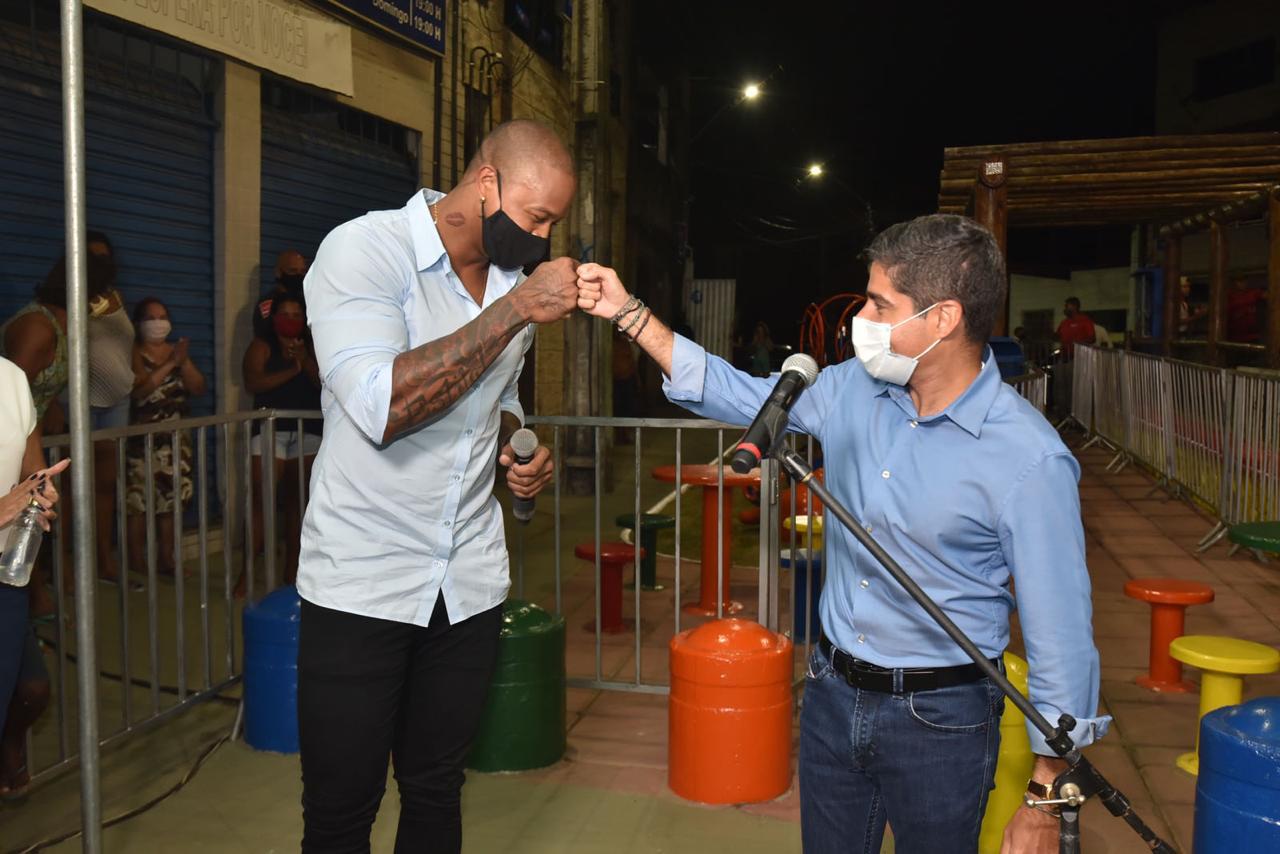 Praça do Gigante é inaugurada no Lobato com a presença de Léo Santana