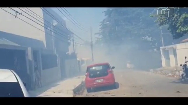 Fogo atinge vegetação e fumaça encobre casas do conjunto Samambaia, na Serraria, em Maceió