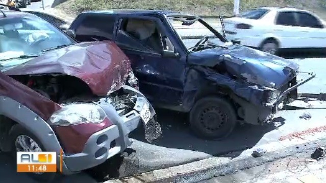 Acidente entre carros deixa trânsito lento no Barro Duro, em Maceió