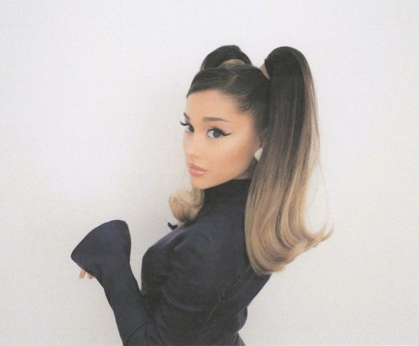 Ariana Grande diz que novo álbum chega ainda em outubro