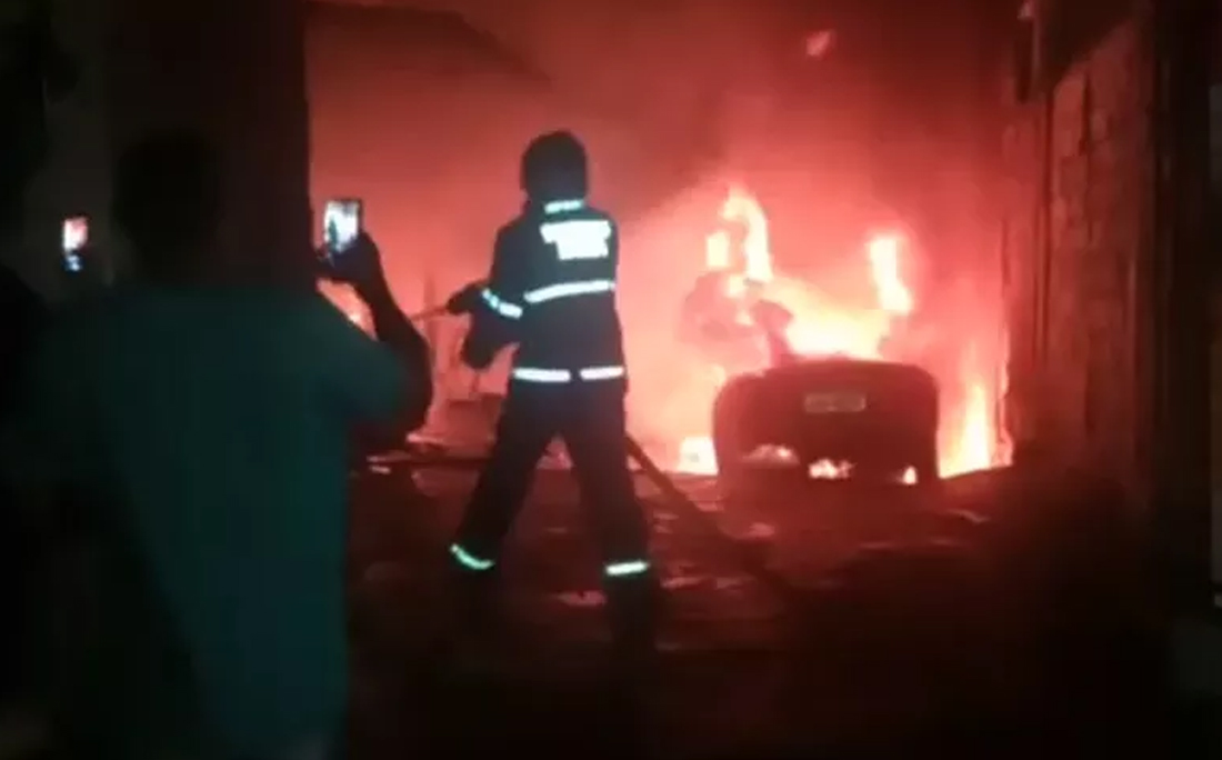 Incêndio atinge oficina e destrói quatro carros no bairro da Caixa d'Água