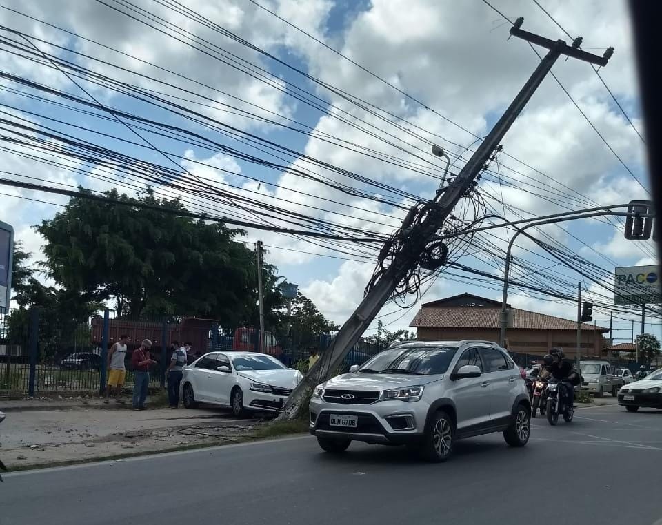 Carro bate em poste e deixa moradores sem energia no Antares, em Maceió