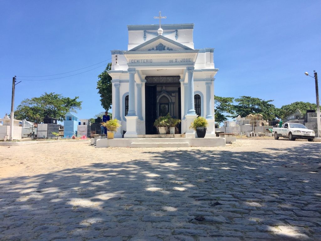 Prefeitura proíbe venda de produtos por ambulantes dentro de cemitérios públicos de Maceió no Dia de Finados