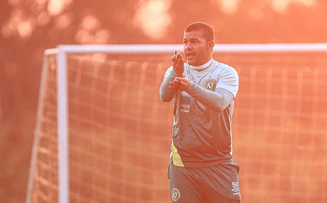 Umberto Louzer desiste de acordo com o Cruzeiro e fica na Chape