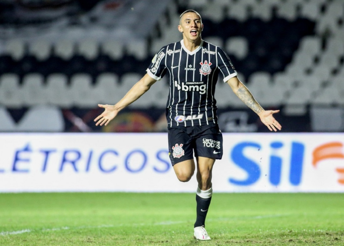 Corinthians bate Vasco no fim e se afasta da zona de rebaixamento