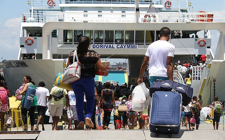 Com movimento intenso, Ferry Boat tem espera de 3h para carros e até 2h30 para pedestres