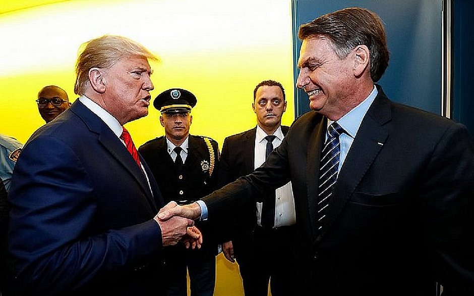 Trump e Bolsonaro destruíram as defesas da América Latina contra covid, diz 'NYT'