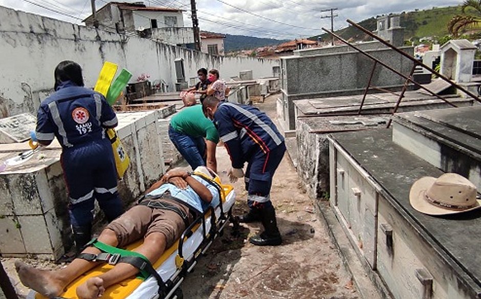 Coveiro fica ferido após acidente durante sepultamento na Bahia