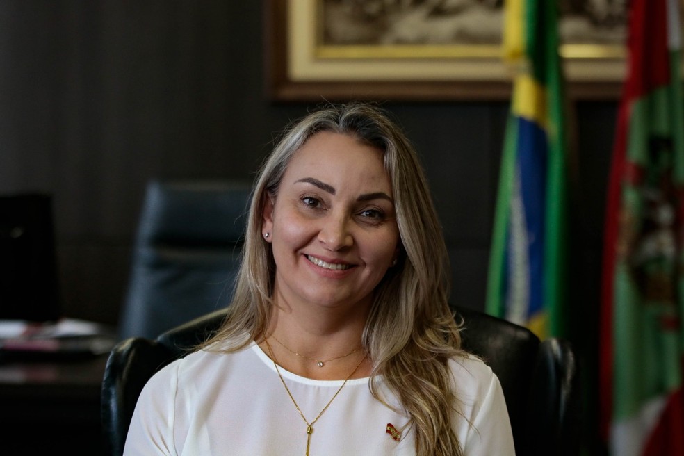 Cobrada, governadora de SC diz ser contrária ao nazismo