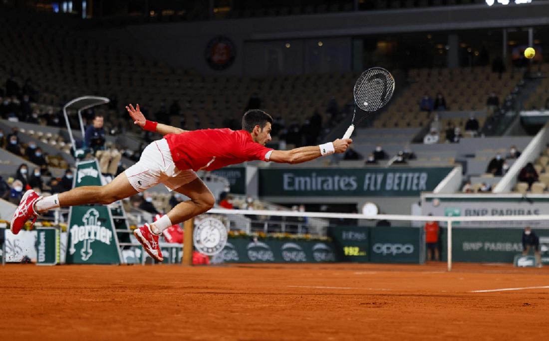 Djokovic leva susto, mas bate Tsitsipas e vai à final em Paris