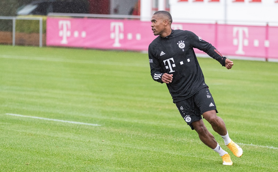 Douglas Costa evita polêmica com lenda em apresentação no Bayern