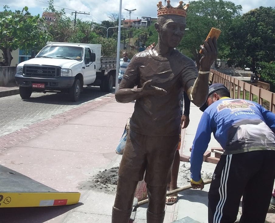 'Não somos ingratos. Não pedimos a retirada', dizem moradores sobre estátua de Carlinhos Maia em Penedo, AL