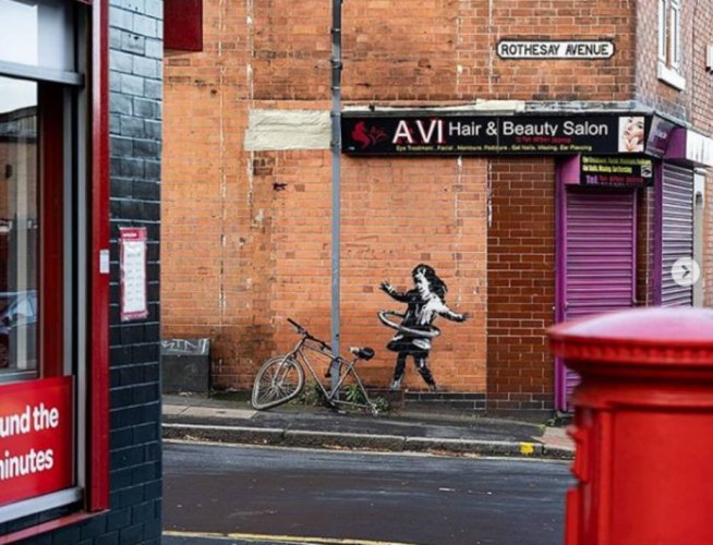 ‘Menina do hula-hoop’: Banksy revela novo grafite na Inglaterra