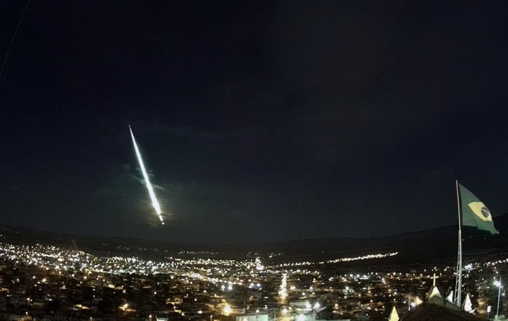 Meteoro é visto em várias cidades da Bahia: 'Bola de fogo'