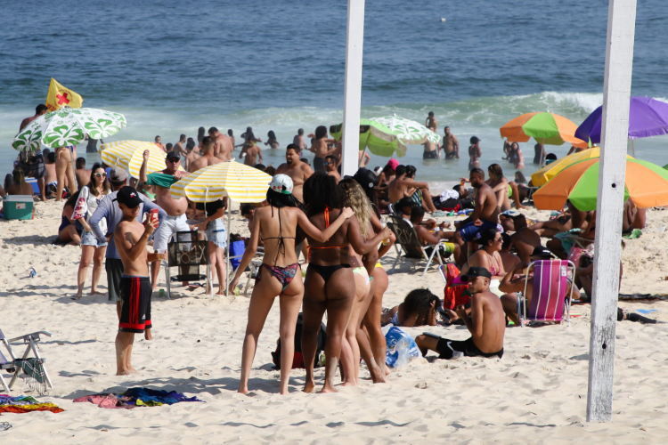 Praias, bares e restaurantes no Rio voltam a registrar aglomerações  