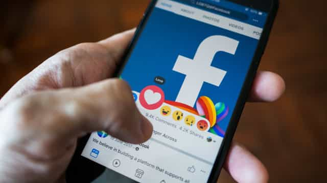 Facebook bane páginas e grupos ligados à teoria da conspiração QAnon