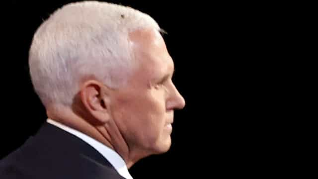 Mosca que pousou em Mike Pence tem página com 100 mil seguidores