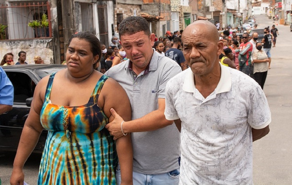 Corpo de menino morto em assalto em Feira é enterrado em meio a emoção