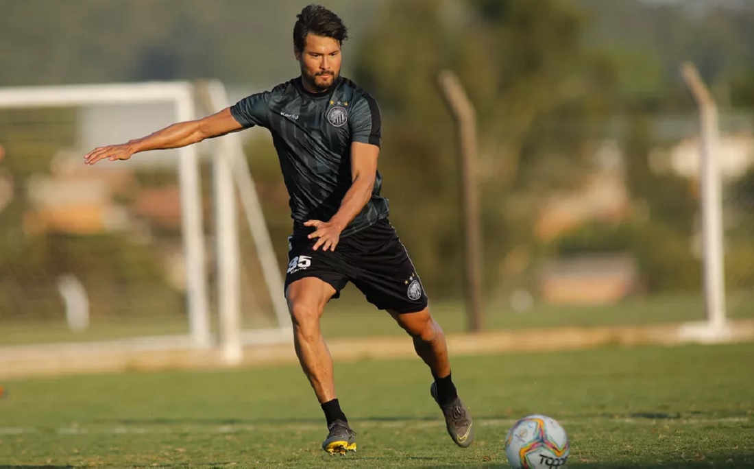 Ex-Vitória Pedro Ken é internado após testar positivo para covid