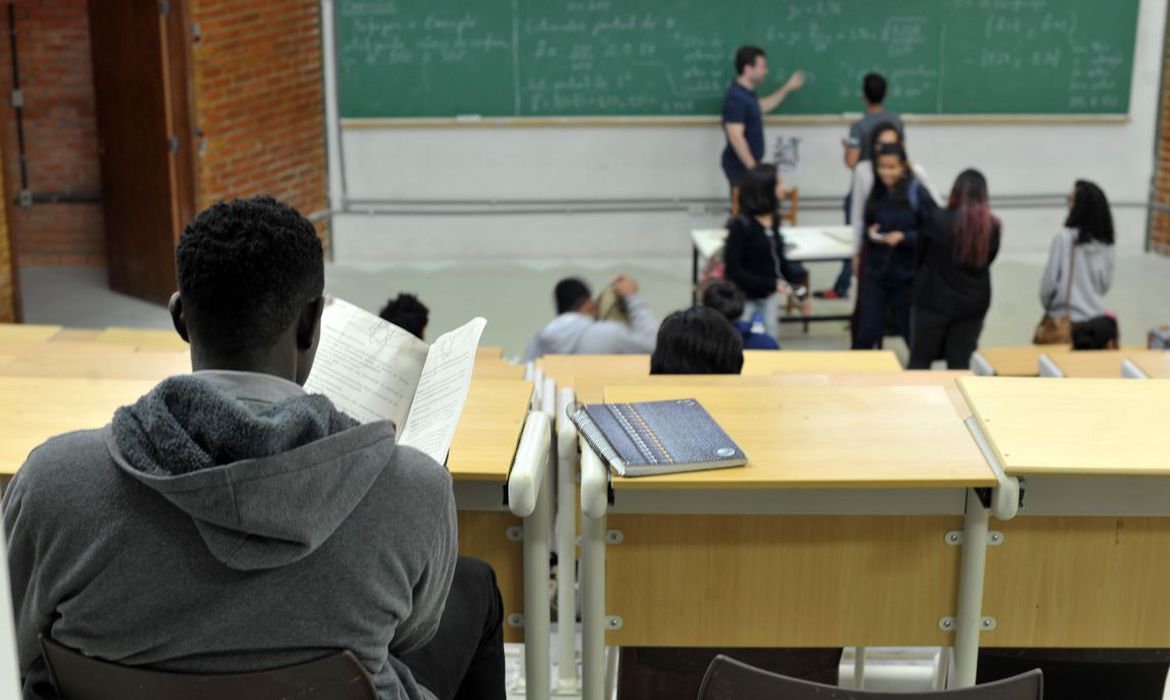 Rio de Janeiro retomará aulas do 3º ano do ensino médio dia 19