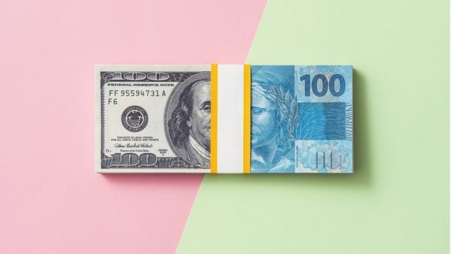 Por que o real é a moeda que mais desvalorizou em 2020 (e que impacto isso tem na vida de quem não compra dólar)