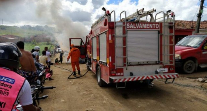 Incêndio destrói casa e deixa idoso ferido em Bebedouro, em Maceió