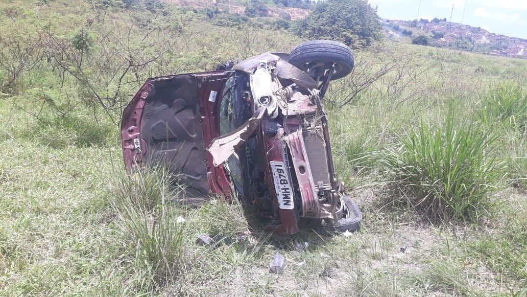 Carro bate em poste, capota e deixa feridos em Porto Calvo, AL