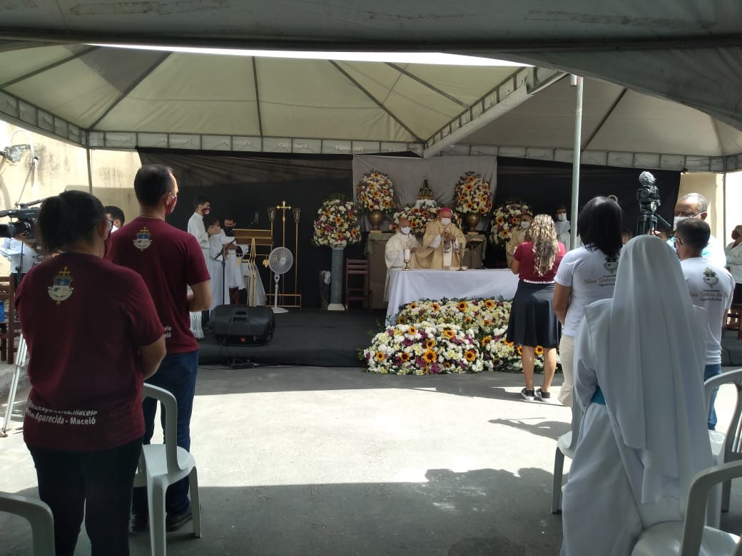 Fiéis celebram o dia de Nossa Senhora Aparecida em Maceió