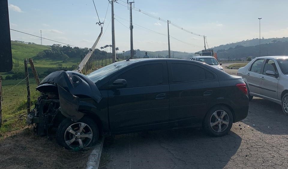 Motorista embriagado perde controle do carro e bate em poste em Viçosa, AL