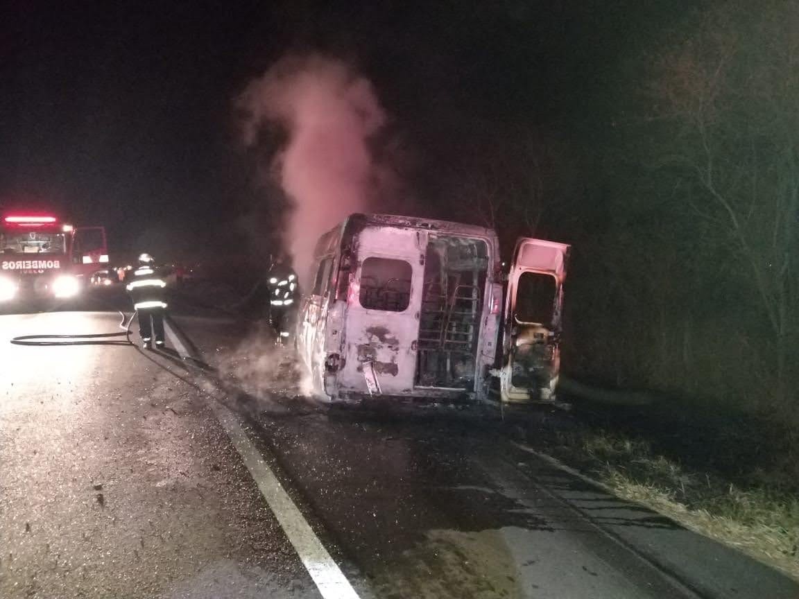 Van e moto incendeiam em acidente e uma pessoa morre em Santana do Ipanema, AL