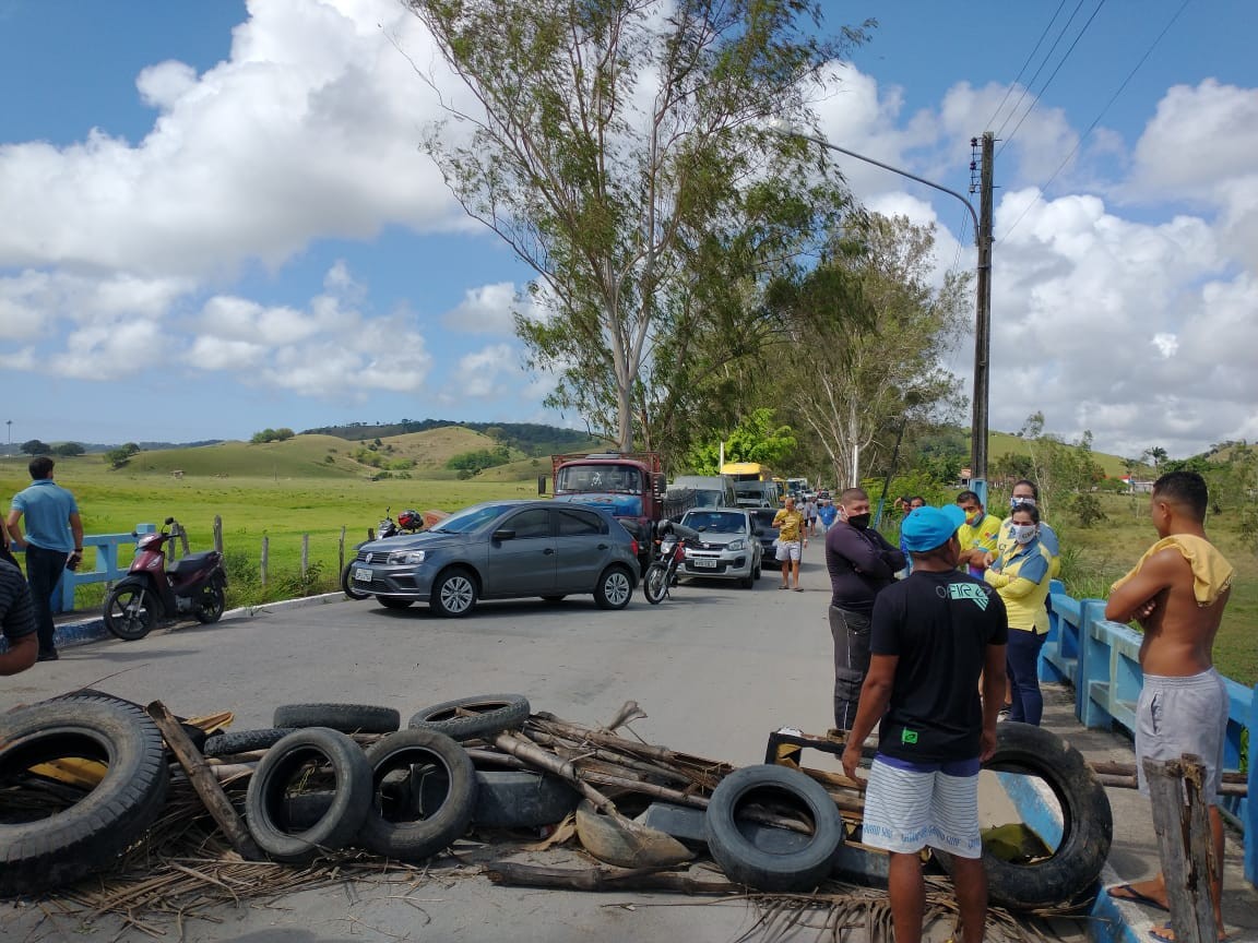 Protesto bloqueia rodovia AL-101 Norte em Passo de Camaragibe