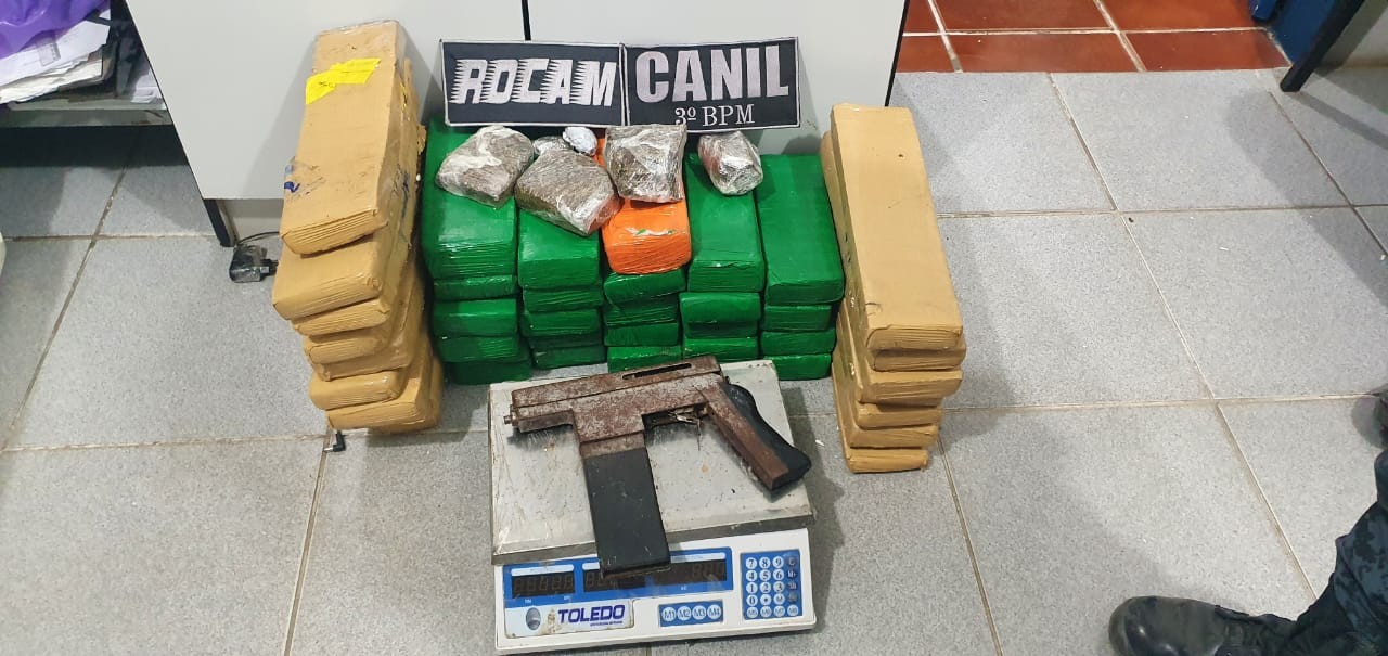 Mulher é presa com 43 kg de maconha e arma em Arapiraca