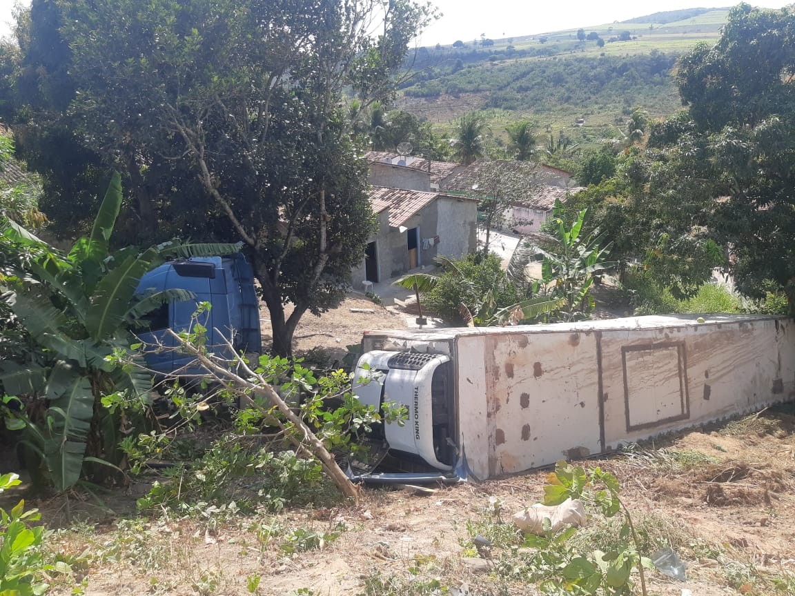 Carreta com carga de margarina tomba em ribanceira em Junqueiro, AL