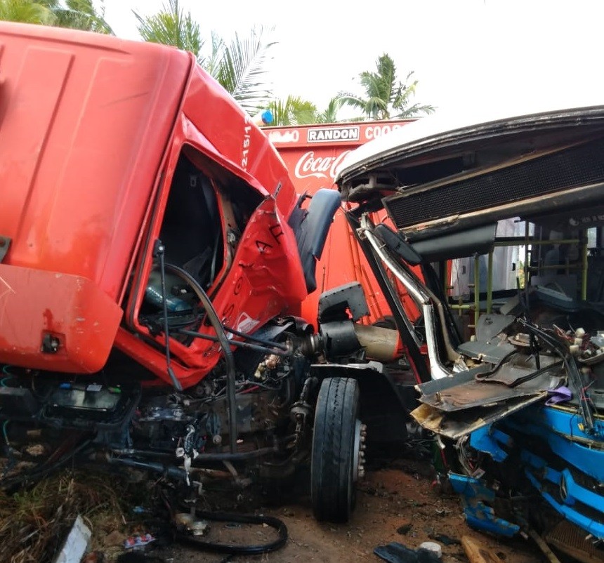 Colisão entre ônibus e caminhão em Maragogi, AL, deixa feridos