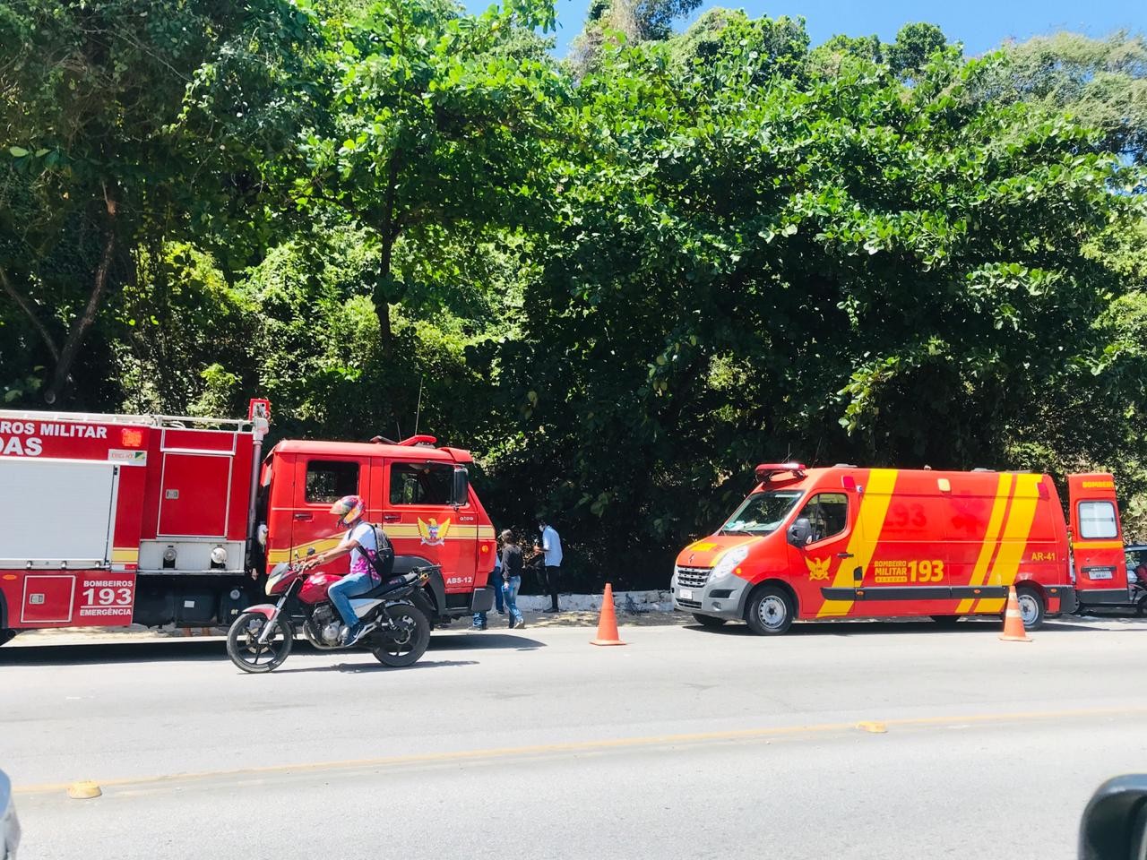 Motorista perde controle do carro e cai em vala na ladeira Geraldo Melo, em Maceió