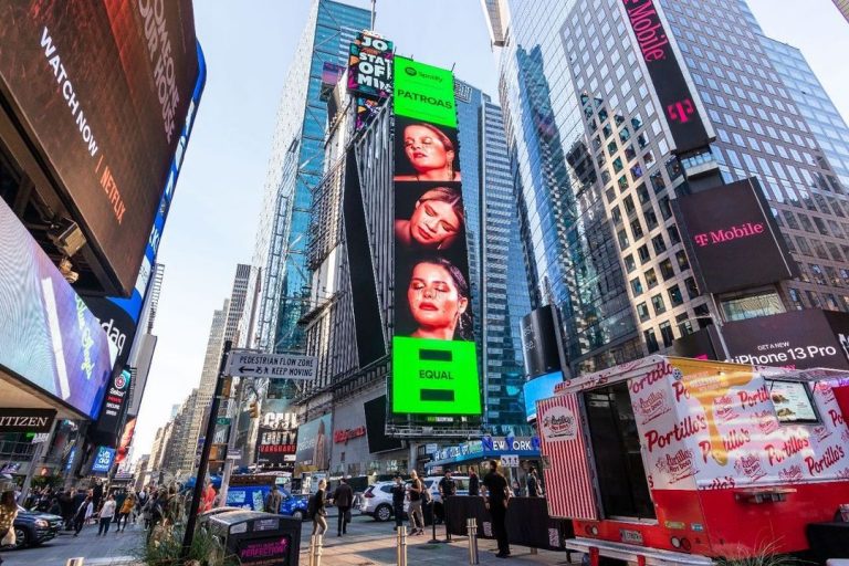 Marília Mendonça e Maiara e Maraisa estrelam campanha na Times Square