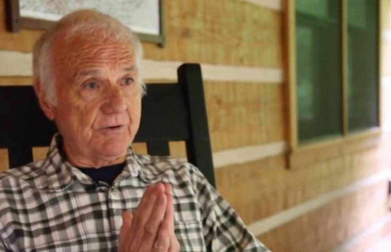 Ex-padre se descobre gay aos 83 anos e passa a estrelar filmes pornôs